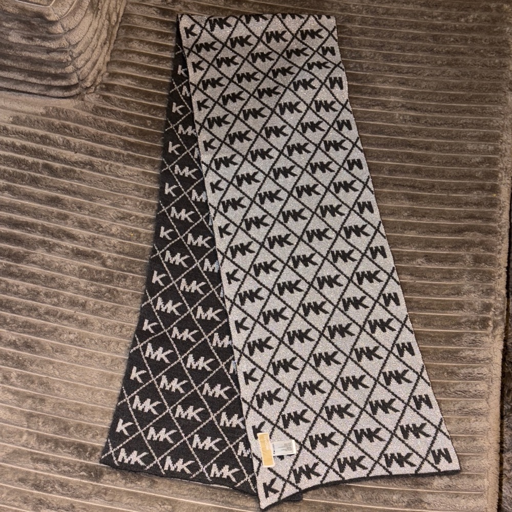 Michael Kors Silver & White Textured Scarf – Like New